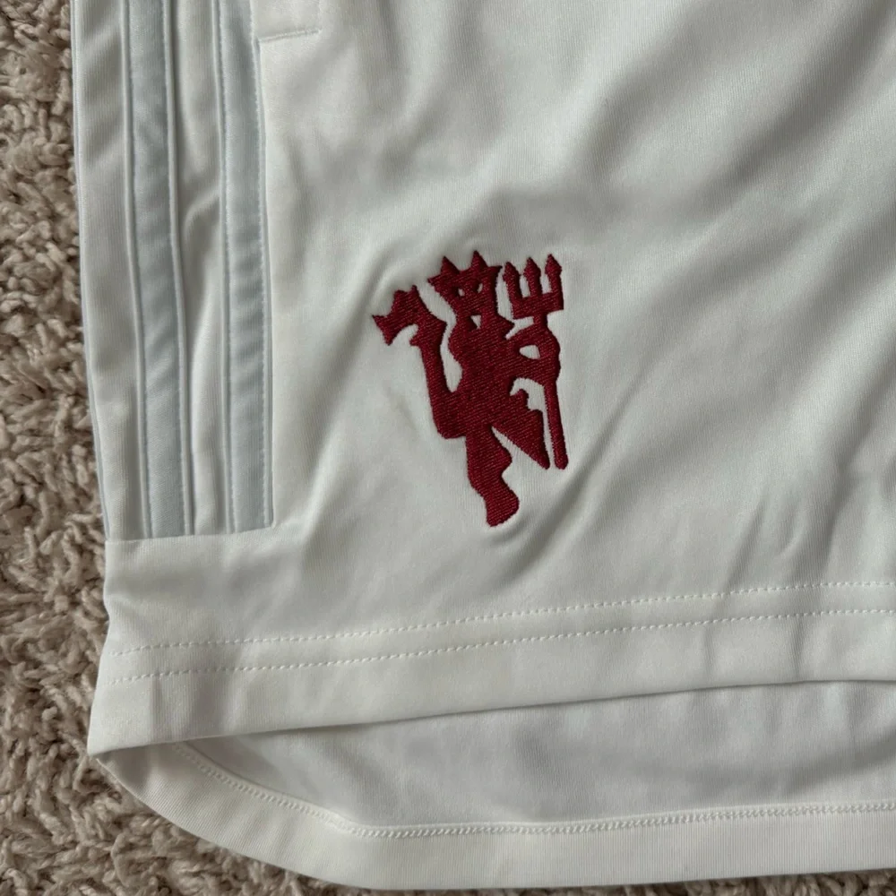NWOT adidas Man United Third Shorts 2023-24 - Kids, size Small 9-10